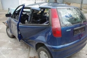 S Fiatom sletio s ceste i udario u parkiranu Kiu