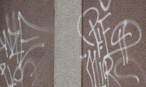Nepoznati počinitelj ispisao grafite na stambenoj zgradi - slijedi kaznena prijava