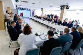 Na sastanku Vlade sa županima, predstavnicima Udruge gradova i Hrvatske zajednice općina u Sisku najavljen novi datum početka školske godine