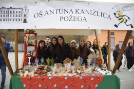 Humanitarni božićni sajam u OŠ Antuna Kanižlića