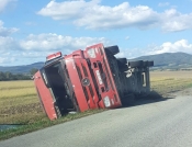 Mercedesov tegljač pun šljunka prevrnuo se na cesti od Vetova prema Jakšiću