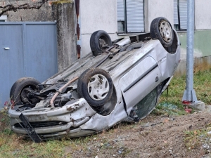 Pod utjecajem alkohola od 1,17 promila 24-godišnjakinja vozilom sletjela udarila u propust, stup i prevrnula automobil - ozlijeđena je