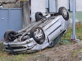 Pod utjecajem alkohola od 1,17 promila 24-godišnjakinja vozilom sletjela udarila u propust, stup i prevrnula automobil - ozlijeđena je