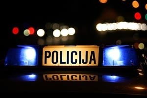 Pod utjecajem alkohola 69-godišnjak "Vokswagenom" u raskrižju proletio ravno u ogradu i putni kanal