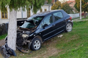 Pod utjecajem alkohola od čak 3,15 promila 45-godišnjak vozio automobil, sletio u kanal te udario u drvo i ogradu