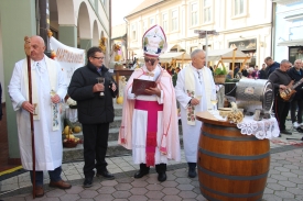 “Martinje &amp; Okusi jeseni” održani u pješačkoj zoni Požegi uz obred &quot;krštenja mošta&quot; i velikim sajmom OPG i Udruga