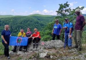 Grupa planinarki i planinara HPD "Sokolovac" u potrazi za "Tri srca" po Papuku