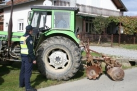 60-godišnji traktorist bez vozačke i registracije traktora vozio po Bučju ali zato je imao 2,48 promila alkohola