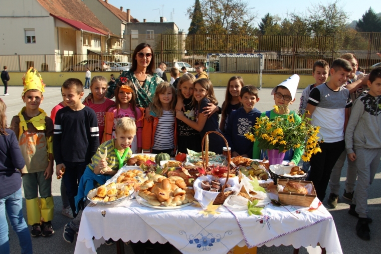Svoju zahvalnost učenici izrazili darivajući krušnim proizvodima Caritas