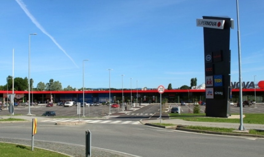 U pokušaju da se parkira kod trgovačkog centra u Požegi 18-godišnja vozačica udarila u ukrasno bilje i izlog trgovine