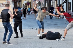 Noćas 18-godišnjak i više nepoznatih osoba napali tjelesno na 33-godišnjaka u požeškoj Ulici Dragutina Lermana - kumovao i alkohol