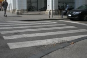 U dvije prometne nesreće ozlijeđene tri osobe, jedan vozač i pješakinja na pješačkom prijelazu teško