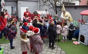 Sveti Nikola i ove je godine obišao požeške vrtiće i darivao djecu slatkišima i igračkama