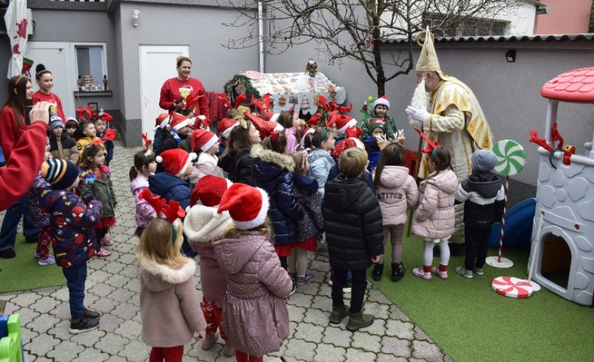 Sveti Nikola i ove je godine obišao požeške vrtiće i darivao djecu slatkišima i igračkama