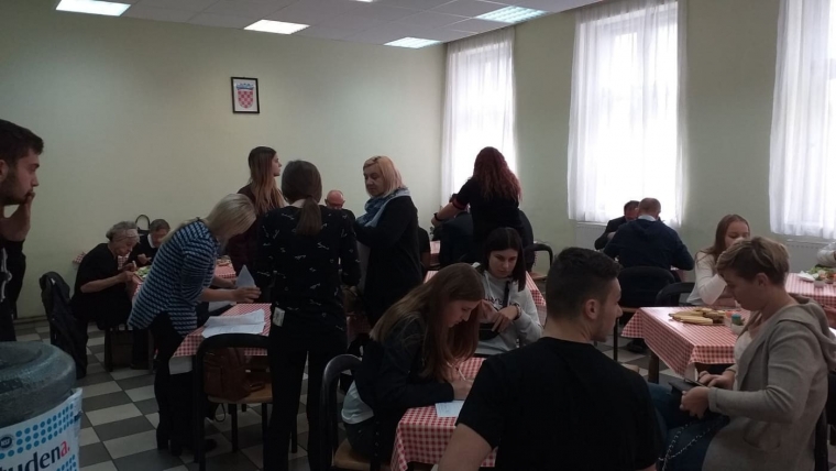 "Ručam s tobom" - mladi Pakračani volontirali dijeleći obroke potrebitima