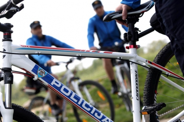 Biciklom prešao na drugu stranu i lupio u automobil