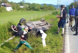 Noćas 41-godišnjakinja zbog neprilagođene brzine sletjela kod Ovčara, pokupila nekoliko znakova i nakraju se prevrnula - iako ozlijeđena napustila je mjesto nesreće