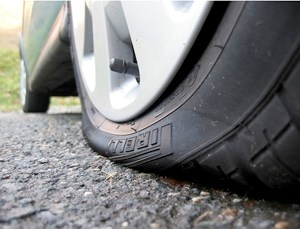 Prvo podmetali požare a sada u Grabarju netko izbušio gume na 3 automobila