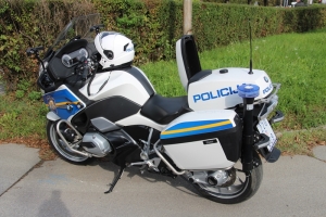 42-godišnji vozač pod alkoholom od 1,86 promila zaustavio vozilo, izašao a da ga nije zakočio - vozilo udarilo u motocikle, jedan je policijski