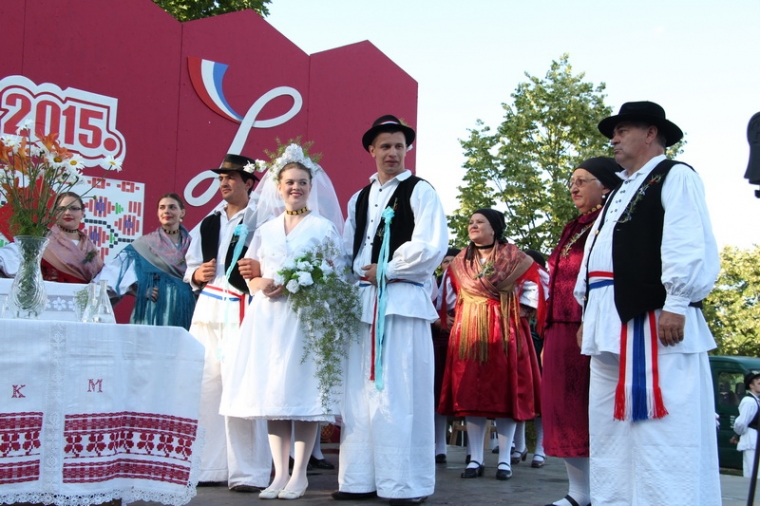 Uz svečane zaprege i 11 grupa folkloraša