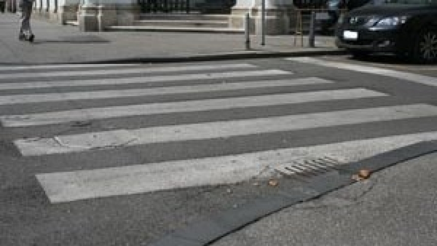 52-godišnjak nije držao potreban razmak pa je udario u vozilo 28-godišnjaka koji je propuštao pješaka na pješačkom prijelazu