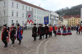 Požežani u rekordnom broju popratili proslavu Grgureva, postrojene povijesne postrojbe i manifestaciju Zeleno - plavo na Trgu sv. Trojstva sa štandova obrtničkih komora i čak 2 koncerta