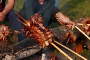 Na "Slanvinu" ekipe se natječu u pripremanju posebne delicije i najljepše „slaninske ruže“ te sljubljivanjem s vinima