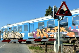 U Požegi ignorirao svjetlosna i zvučna upozorenja na pružnom prijelazu, udario u polubranik i otišao