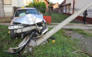 25-godišnjak uz 1,69 promila alkohola na ulazu u Alilovce sletio i udario u betonski propust a zaustavio ga stup javne rasvjete - koristio je mobitel