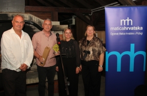 Pobjednik 7 . Vinum et poeta - Večeri poezije i vina poznati sisački pjesnik Bogdan Arnatović iz zbirke "Meridijan vinograda"