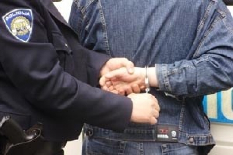Vozio &quot;BMW&quot; sa 1,66 promila, vrijeđao policijske službenike pa uhićen i priveden u postaju