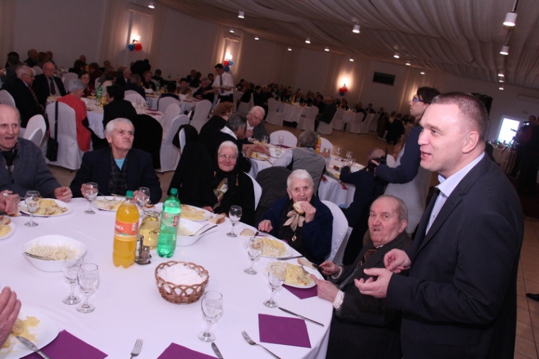 Za Valentinovo 94 para zaplesalo valcer