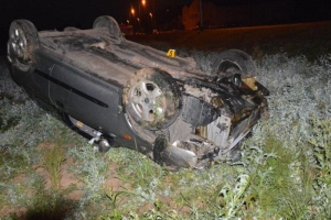 20-godišnjak sletio s ceste, zabio se u stup i okrenuo na krov