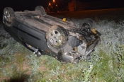 20-godišnjak sletio s ceste, zabio se u stup i okrenuo na krov