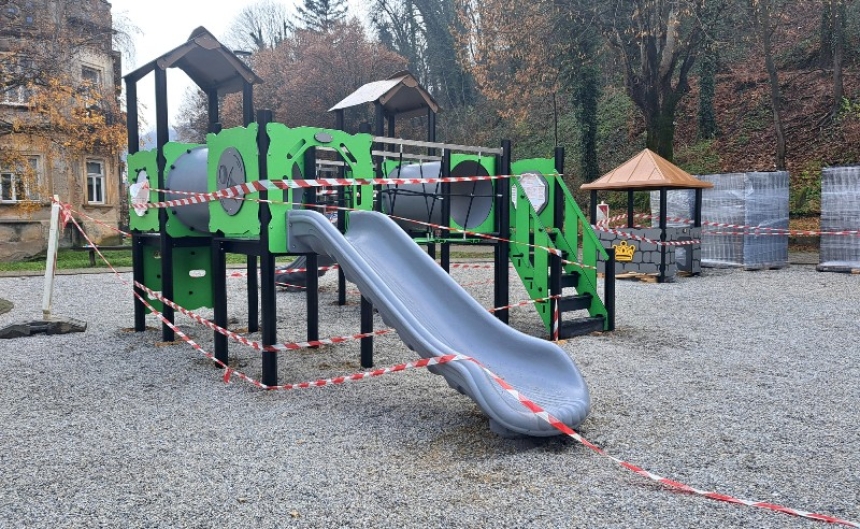 Dječje igralište "Pod gradom" dobiva nova igrala i sprave uz novu sigurnu podlogu u samom centru grada