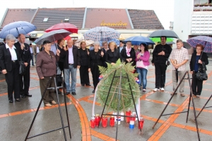 Položili vijence podno spomenika poginulim braniteljima