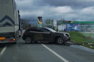 Sletio s ceste "Mercedesom" u putni kanal pa odbačen nazad na cestu i pri tome ozlijeđen