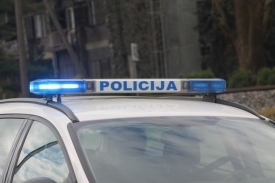 19-godišnjak vozio teretni automobil neprilagođenom brzinom pa udario u automobil ispred sebe koji se zaustavio radi skretanja