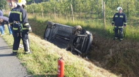 Dogodile su se dvije prometne a u slijetanju i prevrtanju vozila ozlijeđen 18-godišnji vozač bez vozačke  i 20-godišnji putnik
