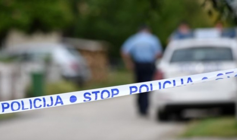 Sudar "Volkswagena" koji je pretjecao "Mercedes" u trenutku izbjegavanja ulegnuća na cesti u Trenkovu