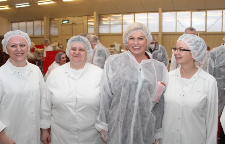 S brestovačkim učenicima čitala roman, a u Zvečevu obišla proizvodnju čokolade