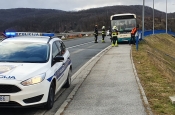 Autobus sa srednjoškolcima prešao na suprotnu stranu i udario u ogradu nadvožnjaka