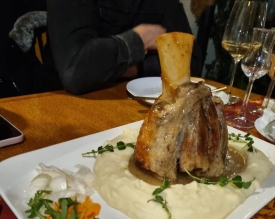 Restoran &quot;Schon Blick&quot; u Vetovu na a&#039;la cart ponudi dvije nove gastro senzacije - teleća koljenica i janjeća plećka