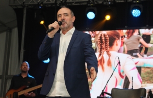 U sklopu trodnevne manifestacije "Čuvajmo običaje zavičaja" sinoć u prepunom šatoru koncerti Pop tamburaša Paori i Dražena Zečića do kasnih noćnih sati