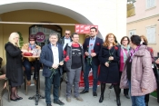 Požežankama uz čestitke po jedan crveni karanfil od požeškog SDP-a