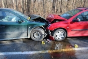 Dva vozača nepropisnom vožnjom unatrag izazvala međusobnu prometnu nesreću