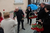 Čestitke u prigodi Međunarodnog dana Požežankama uputio gradonačelnik Darko Puljašić uz crvene ruže