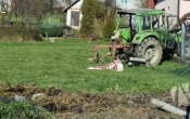 44-godišnji vozač uz alkohol od 1,95 promila zbog neprilagođene brzine udario u traktor i priključak te završio u kanalu