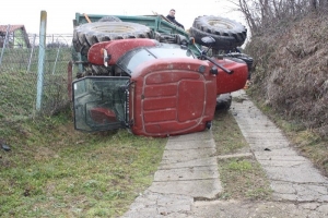 Prevrnuo se s traktorom na vinogradarskom putu