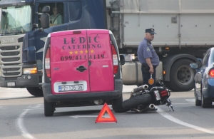 Vožnjom unatrag izbjegavala kamion, pa udarila u motocikl